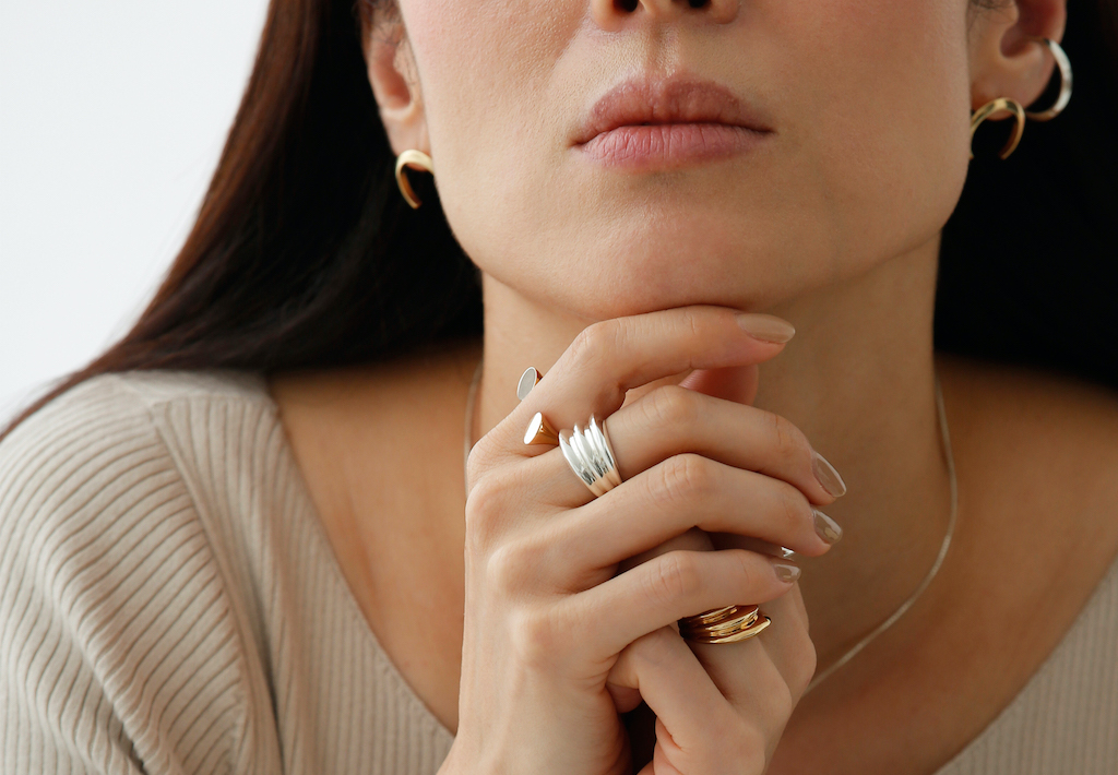柔らかな優美さが女性らしさを演出《atur》新コレクション「Spontaneous」 - 伊勢丹新宿店 | JEWELRY JOURNAL